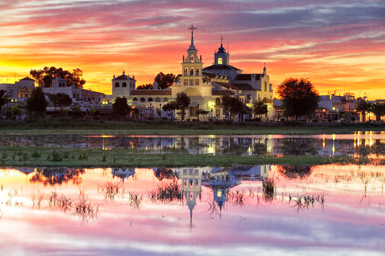 Spanien Andalusien Provinz Huelva Donana Nationalpark Dorf Und Kirche El Rocio In Der Abenddammerung Dsgf000419 David