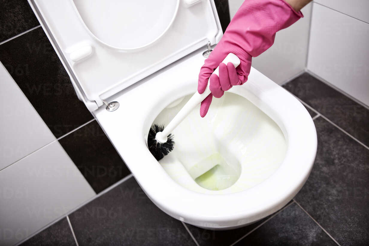 Woman cleaning toilet with toilet brush – Stockphoto
