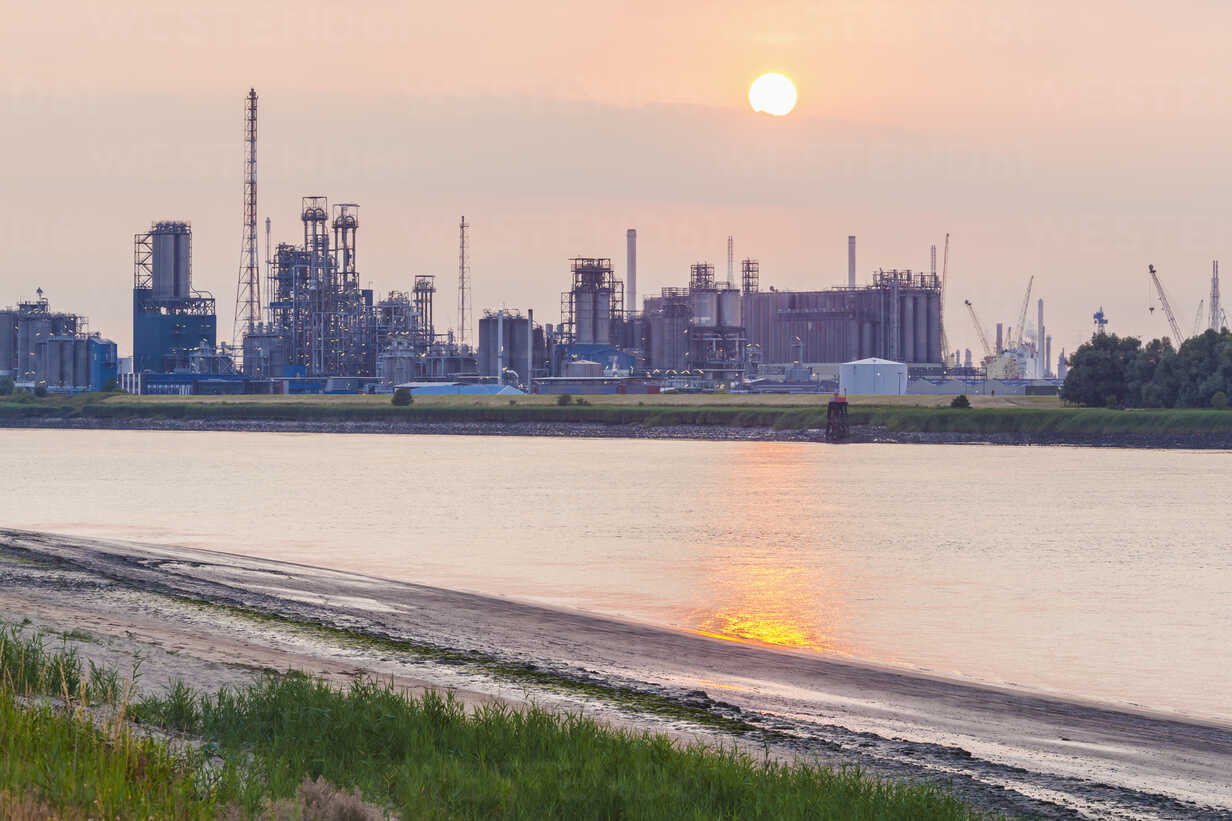 Belgien Flandern Antwerpen Fluss Scheidt Industriegebiet Olraffinerie Bei Sonnenuntergang Stockfoto