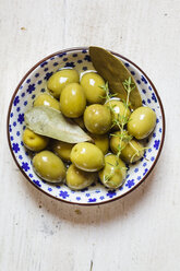 Green Olives In Bowl With Thyme And Bay Leaf Sbdf Susan Brooks Dammann Westend61