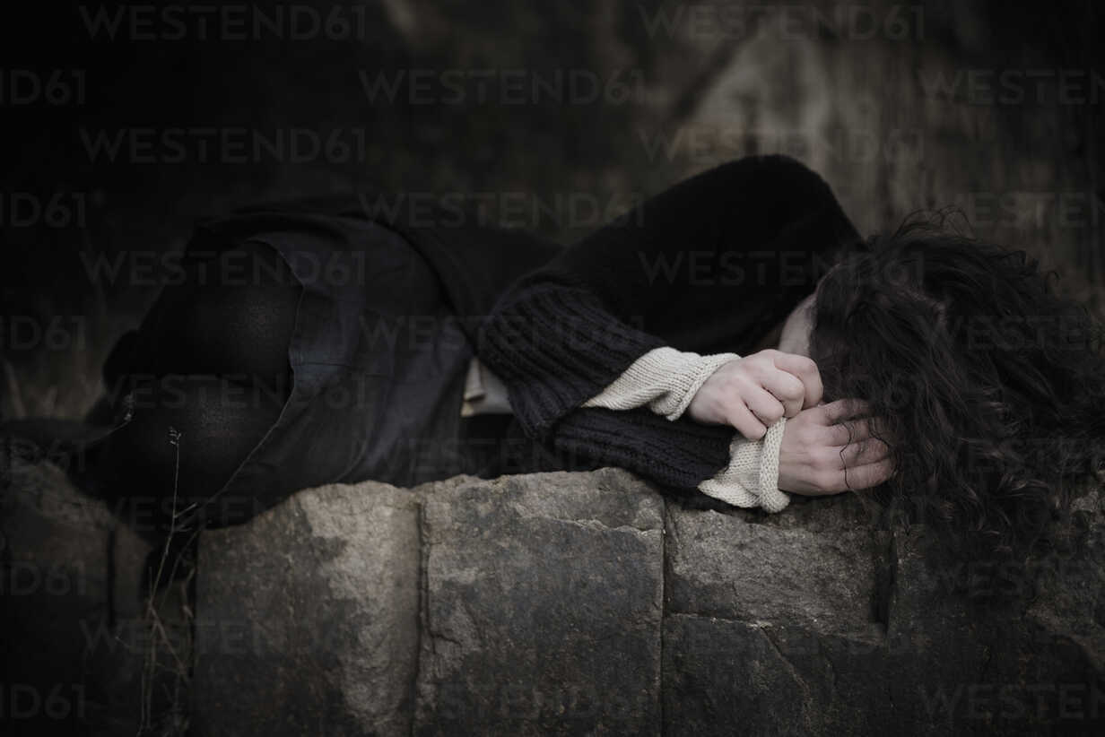 Despaired Woman Lying On Wall Mjf021 Jana Manz Westend61