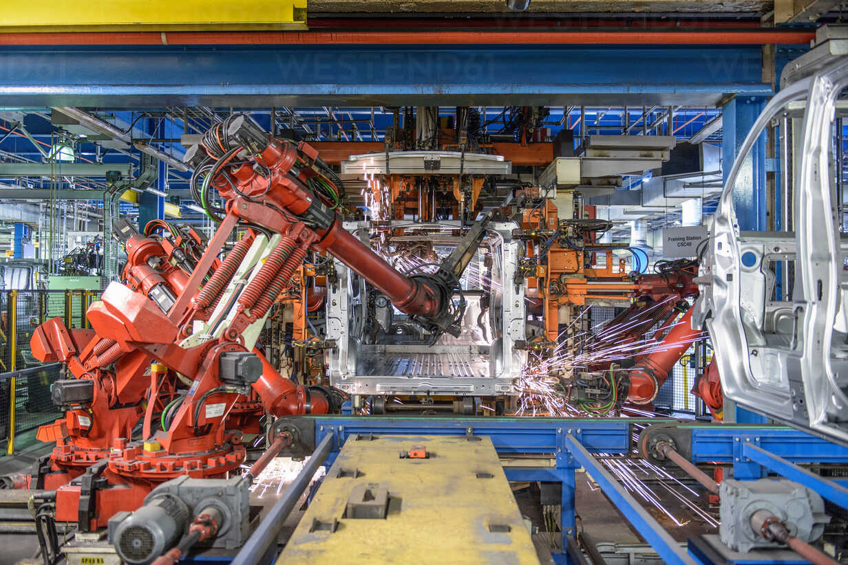 robots-welding-van-body-in-car-plant-CUF00232.jpg