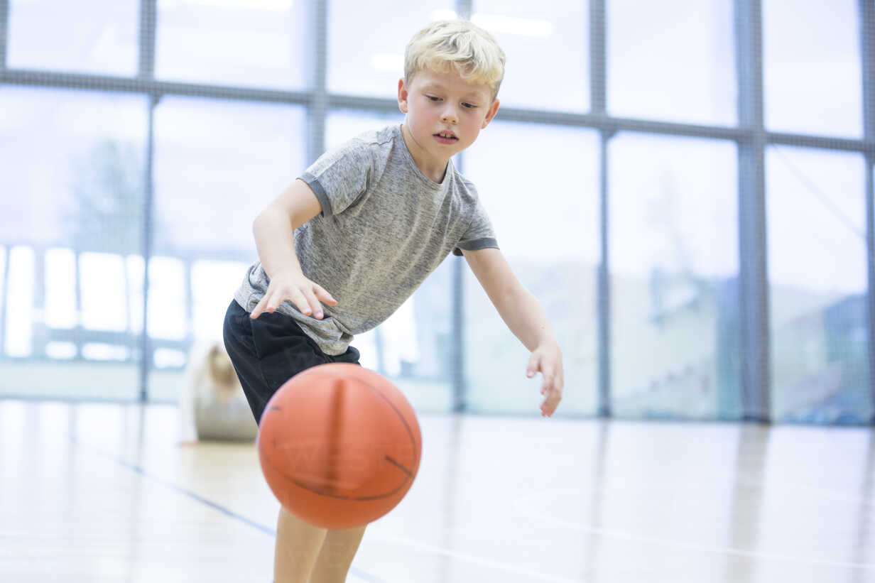 Schoolboy Playing Basketball In Gym Class Westf24127 Fotoagentur Westend61 Westend61 Time to lose some weight and get fit with this great pro gym simulator game. 2