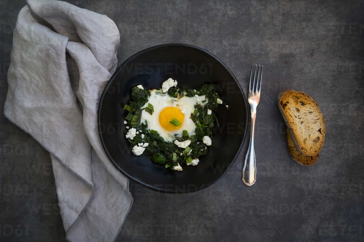 Green Shakshouka With Baby Spinat Chard Spring Onions And Basil In Bowl Lvf Larissa Veronesi Westend61