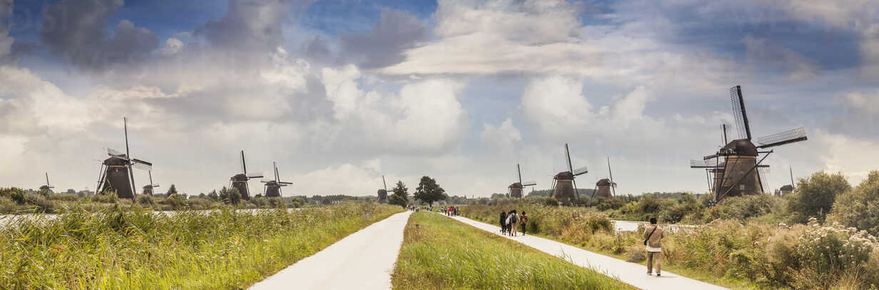 People Walking Along Footpath Kinderdijk Olanda Amsterdam Stockphoto