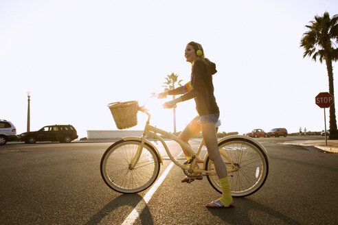 yellow cruiser bike with gears