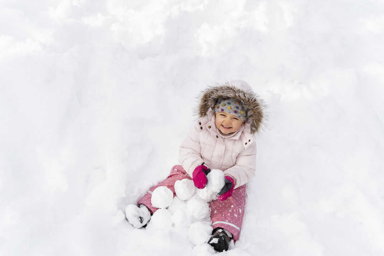 Cute Little Girl Playing With Snow In Winter Digf057 Daniel Ingold Westend61