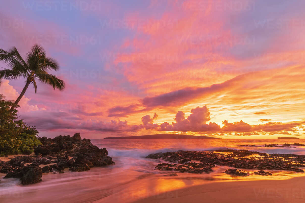 Secret Beach At Sunset Maui Hawaii Usa Fof Fotofeeling Westend61