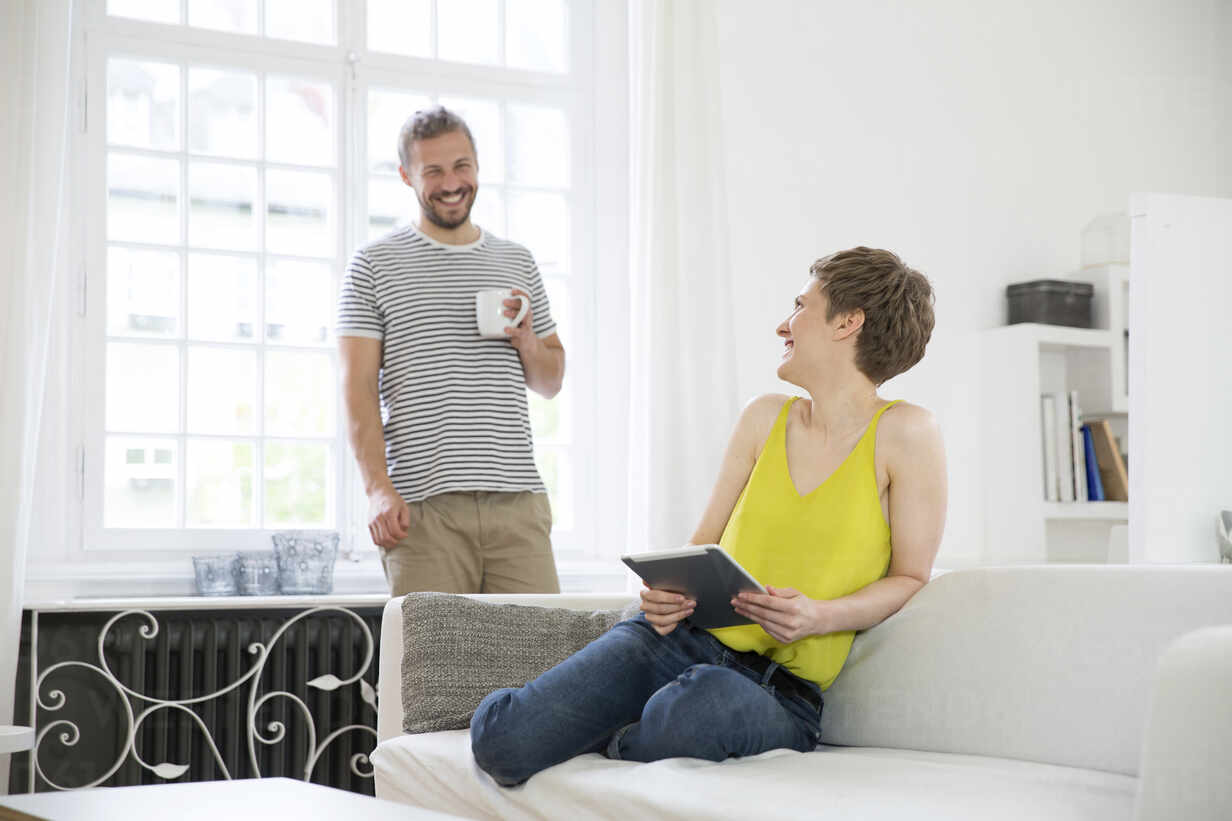 Happy young couple in living room at home – Stockphoto