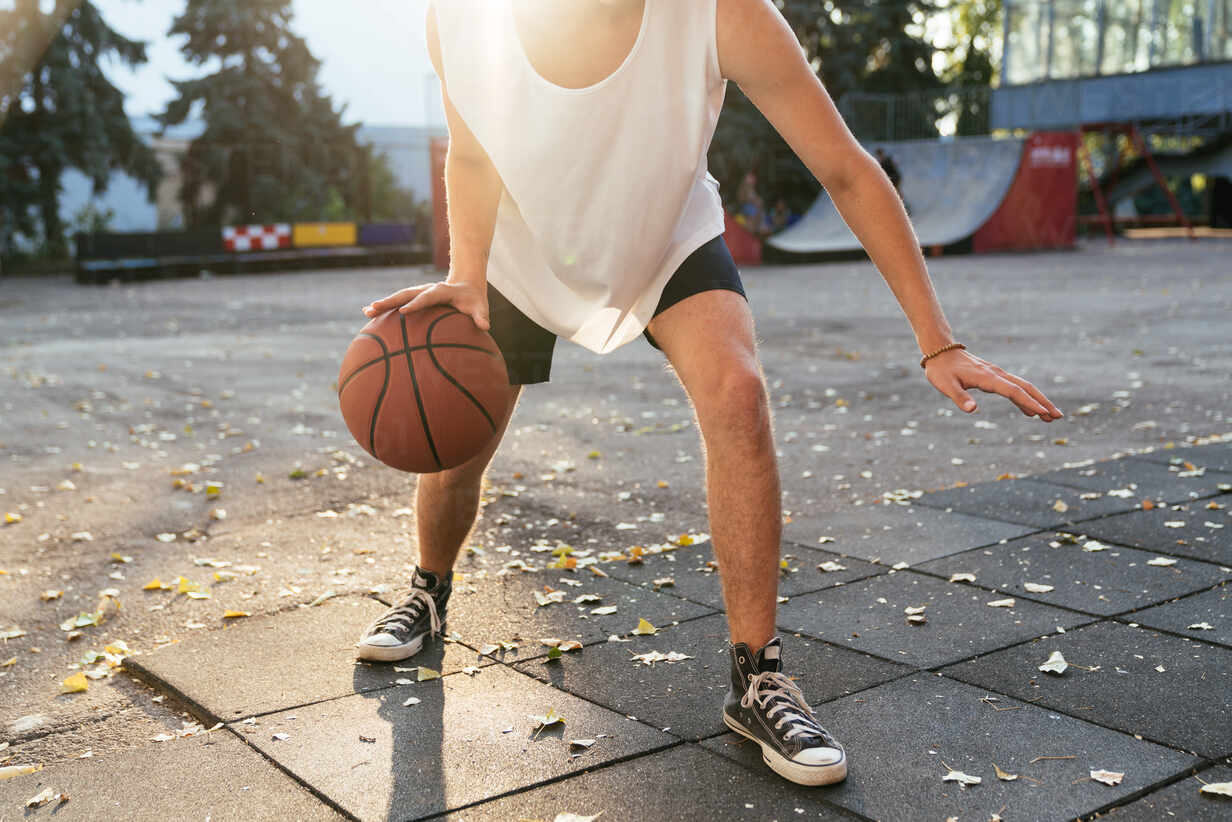 Men With Curvy Hair Play Basketball Outdoors Close Up Stockfoto