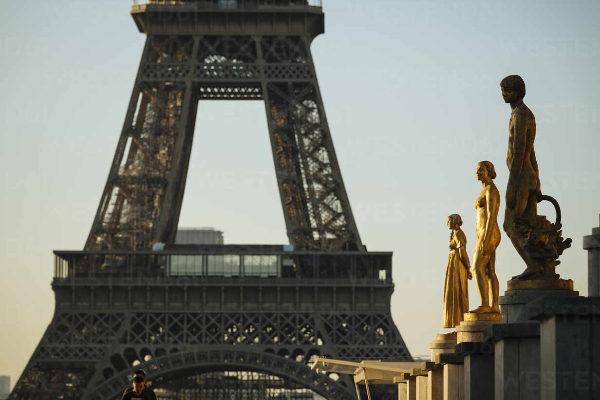 Palais De Chaillot And Eiffel Tower Paris Ile De France France Europe Stockphoto