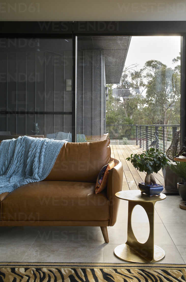 Tan Leather Couch In Modern Living Room Stockfoto